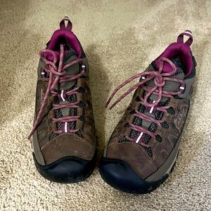 Keen ladies SZ9 waterproof hiking shoes . Worn once .